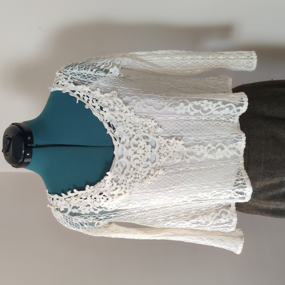 XS Hollister long sleeve  cream lace crop top